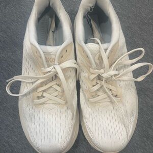 HOKA women’s Clifton 8 Running Shoe size 5.5 in EGGNOG